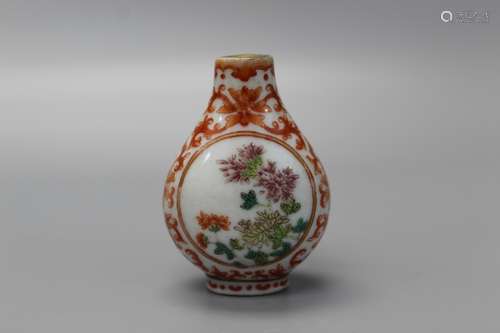 Chinese famille rose porcelain snuff bottle, Qianlong