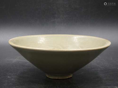 Chinese celadon porcelain bowl with incised floral