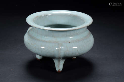 Chinese Ge Ware porcelain incense burner.