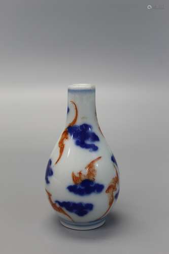 Chinese iron red and blue and white porcelain snuff