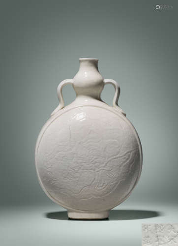 清十七世纪 仿定白釉模印龙纹双耳葫芦扁瓶