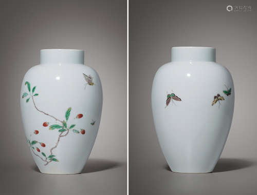 清十八世纪 五彩折枝花蝶纹小罐