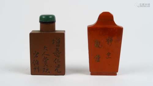 Flacon tabatière de forme quadrangulaire en ivoire de belle patine, décor incisé de motifs caligraphiés et d'une jeune femme parcourant un manuscrit sur une table de lettré.<br/>Chine, vers 1920.<br/>H. 6,9 cm<br/>Vente aux enchères conforme aux dernières instructions (17/11/2017) du Ministère transmises par le Conseil des Ventes.<br/><br/>Flacon tabatière Yixin, décor de roseaux et motifs caligraphiés. <br/>H. 5,6 cm <br/>Chine, vers 1920.<br/>(Petites égrenures)