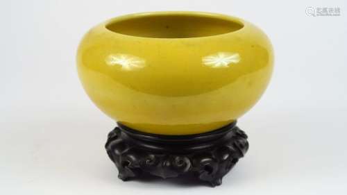 Coupe ovoïde en porcelaine émaillée jaune, sur socle bois, marque Yongzheng apocryphe. <br/>Chine, dynastie Qing, XIX ème siècle. <br/>Diam. 16 cm