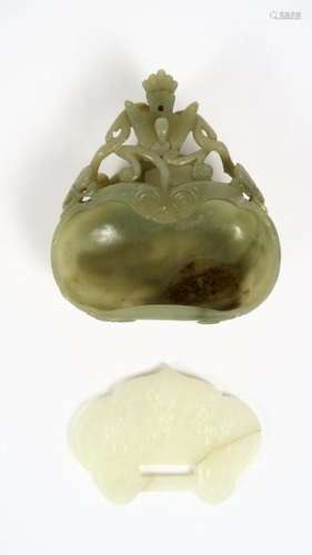 Godet de peintre en jade céladon, très finement sculpté et ajouré au niveau de la prise de décor végétaux et d'oiseau.<br/>Chine, dynastie Qing, XIX ème siècle.<br/>L. 11 cm <br/>On y joint un pendentif en forme de plaques de Ruiyi, à décor des trois divinités du Tao.<br/>(Restauré)