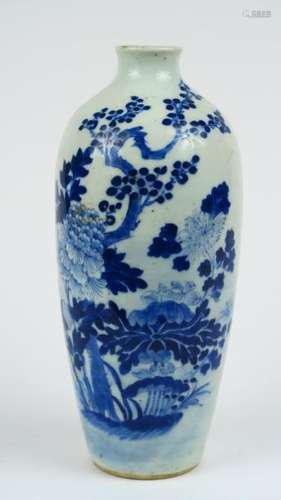 Vase ovoïde en porcelaine de Huê à décor blanc bleu de fleurs et branches de pivoines, poème sur les fleurs de chrysanthème. <br/>Chine, dynastie Qing, XIX ème siècle. <br/>H. 23 cm