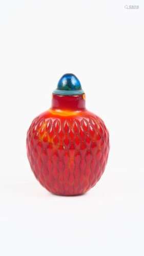 Flacon tabatière de forme gourde en verre imitant le réalgar. <br/>Chine, vers 1900.<br/>H. 5,6 cm