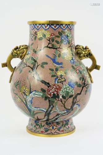 Vase de forme Hu en bronze et émaux cloisonnés, à décor polychrome sur fond rose d'oiseaux évoluant parmi des pivoiniers en fleurs et chrysanthèmes et des clématites, la base du col ornée de têtes de lion.<br/>Signé Jia Qing.<br/>Chine, période Guangxu, vers 1880.<br/>H. 32,5 cm