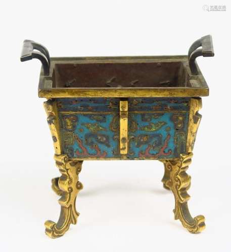 Brûle-parfum Fanding sur quatre pieds en bronze, à décor polychrome sur fond bleu de masques Taotie. <br/>Chine, XVIIème/ XVIIIème. <br/>H. 10 cm<br/>(Manque le couvercle, petites rétractations de l'émail)