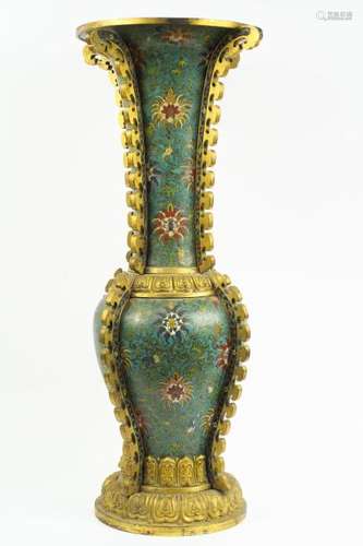 Important vase de forme Gu en émaux cloisonnés, monture en bronze, assise finement ciselée, décor polychrome sur fond bleu de fleurs de lotus épanouies reliées entre elles par des rinceaux feuilagées.<br/>Chine, dynastie Qing, période Qianlong. XVIII ème siècle. <br/>H. 67,5 cmAll bidders will be required to place a deposit of 5.000 € for lot 90, 91 and 104(FORTY FIVE THOUSAND EUROS) before December 14th 2017by Bank Transfer, Demand Draft, or Stand by Letter of Credi所有参与90、91和104号的竞买人需要在2017年12月14日前通过汇款（拍卖公司银行账户如下）、现金（需提供两份以上欧盟外护照）等方式支付。The deposit will be refunded to the Bidders, with no interest, within one week after the auction in the case of unsuccessful bids. 一周工作日后，未购得此拍品的押金将被立即退还