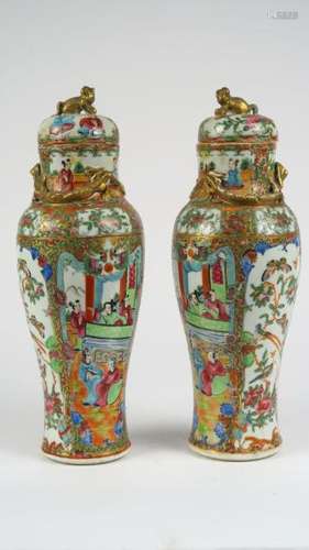 Paire de vases de forme Lancelle couverts en porcelaine de Canton, décor alterné de scènes de personnages, oiseaux fleurs et végétaux. <br/>Chine, vers 1880/1900.<br/>H. 32 cm