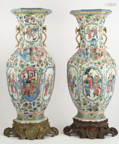 Paire de vases en porcelaine, famille rose, monture en bronze. <br/>Chine, deuxième moitié du XIX ème siècle <br/>(Un accidenté)<br/>H. 67 cm