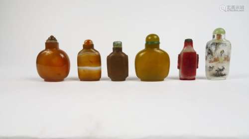 Lot de 6 flacons tabatières en verre à l'imitation de l'agate, verre overlay rouge et verre peint à l'intérieur. <br/>Chine, vers 1900.<br/>H. entre 5 cm et 7 cm<br/>(Quelques égrenures et éclats).