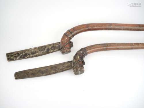 G.	Paire d’outils aratoires, forte lame plate montée sur hampe courte bronze