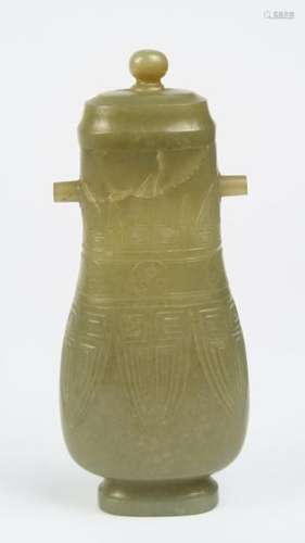 Vase couvert de forme Hu en jade céladon sculpté de cigales stylisées.<br/>Chine, dynastie Qing, début XIX ème siècle. <br/>H. 15 cm <br/>(Accidents et restauration au niveau du col).