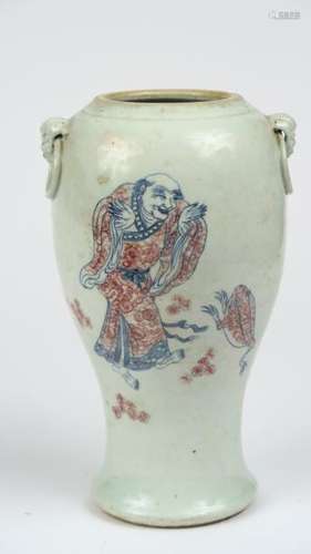 Vase balustre en porcelaine, à décor de personnage, Liuhaï avec le crapaud à trois pattes, sur fond blanc.<br/>Chine, dynastie Qing, XIX ème siècle. <br/>H. 20 cm<br/>(Col rodé)