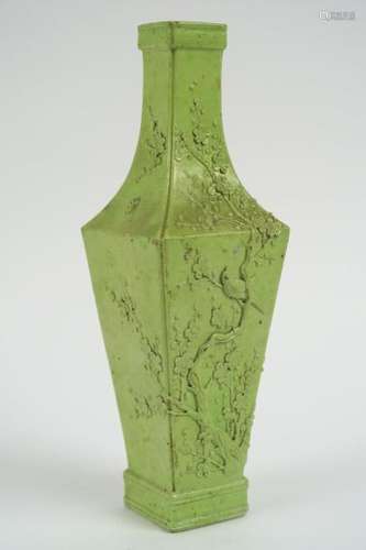 Vase quadrangulaire en biscuit émaillé vert pomme, à décor de prunus en fleur moulé sous couverte. <br/>Chine, XVIII ème siècle. <br/>H. 23 cm