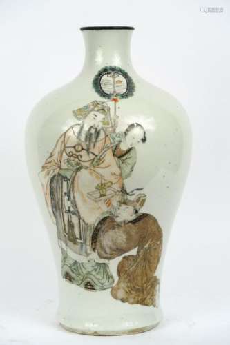 Vase Meiping en porcelaine à décor de personnages faisant une offrande à un dignitaire sur fond blanc, sommet du col avec une base en métal.<br/>Signé Jia Xing Qing (Guangxu).<br/>Chine, XIX ème siècle.<br/>H. 39 cm<br/>(Petit rodage au col)