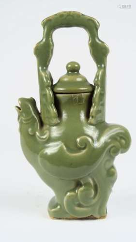 Verseuse en porcelaine et émail céladon figurant un coq chantant.<br/>Chine, XIX ème siècle. <br/>H. 23 cm<br/>400/600