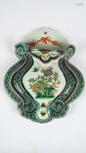 Vase d'applique en porcelaine aux émaux de famille verte à décor de bouquets de fleurs. <br/>Chine, vers 1920. <br/>H. 23 cm