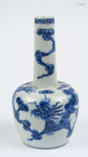 Vase gourde en porcelaine à décor blanc bleu de dragon.  <br/>Chine, dynastie Qing, XVIII ème siècle.<br/>H. 21 cm