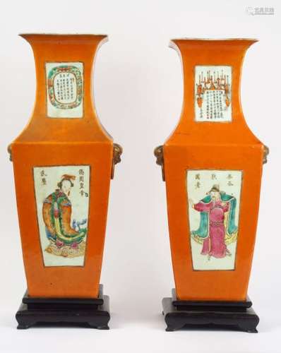 Paire de vases wu shuang pu en porcelaine, famille rose, décor de personnages historiques avec leur légende dont Wu Ying, Dong Xian, Lian Gong et Yue Fei, sur fond orange.<br/>Chine, XIX ème siècle. <br/>Montés en lampe <br/>H. 48 cm<br/>(Deux cols restaurés)