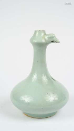 Vase piriforme en porcelaine à couverte céladon, col fin orné d'une tête d'oiseau.<br/>Chine, dynastie Qing, XVIII ème - XIX ème siècle. <br/>H : 21 cm<br/>(Petite égrenure au col)