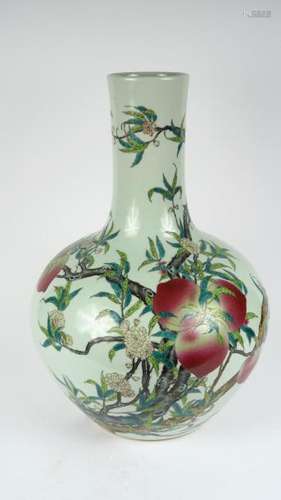 Vase bouteille Tianqiuping en porcelaine, émail céladon, famille rose à décor de pêche de longévité.<br />Marque apocryphe.<br />Vers 1960.<br />H. 56,5 cm.