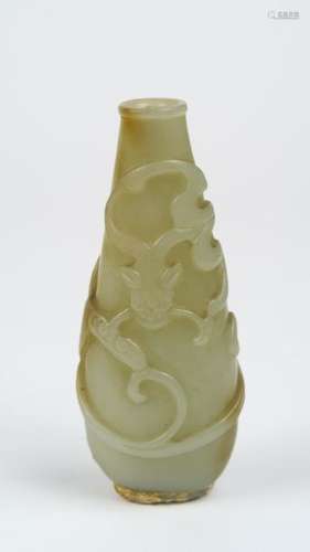 Petit vase piriforme en jade céladon sculpté à décor de dragon. <br/>Chine, dynastie Qing, fin XVIII ème - début XIX ème siècle. <br/>H. 11 cm