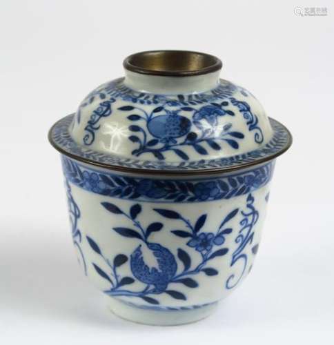 Bol couvert en porcelaine de Huê à décor blanc bleu de végétaux monté métal, 2 marques à 4 idéogrammes.<br/>Chine, début période Qing,  XVIII ème siècle. <br/>H : 10 cm