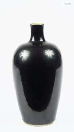 Petit vase balustre à col resséré en porcelaine émaillée noire.<br/>Chine, dynastie Qing, période Kangxi, XVIII ème siècle.<br/>Etiquette de provenance de la collection Langweil.<br/>H. 18,5  cm<br/>(Col légèrement rodé).
