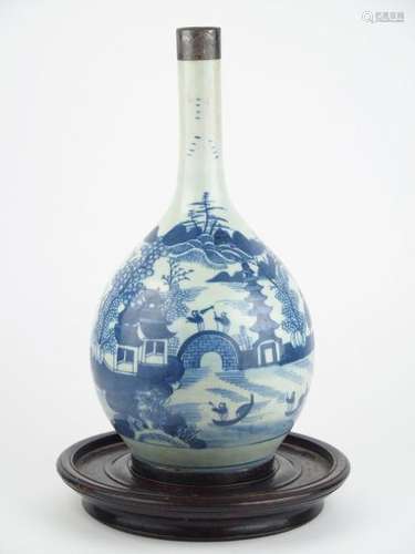 Vase bouteille en porcelaine blanche, à décor bleu sous couverte de deux personnages dans un paysage lacustre.<br/> XVIII ème siècle.<br/>H. 37,5 cm