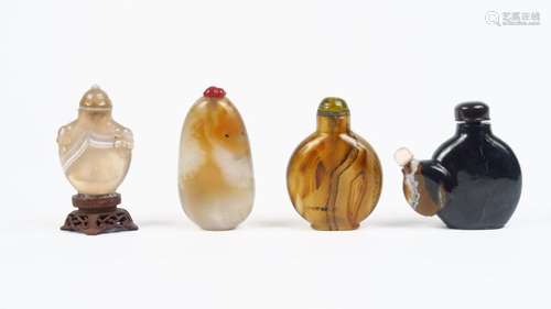 Lot de quatre flacons tabatières en agate dont deux rubannées et l'une très légèrement nuageuse, double vases à l'intérieur.<br/>H. entre 5 et 6 cm<br/>(Quelques petites égrenures)