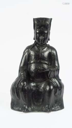 Statuette en bronze patine sombre, anciennement laquée noir représentant un dignitaire du thaoiste assis tenant un lingot.<br/>Chine, XVIII ème siècle. <br/>H. 28 cm <br/>(Fracture au niveau du torse)