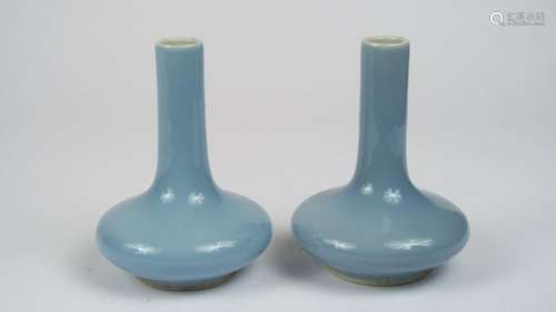 Paire de petits vases pansus à long col en porcelaine émaillée bleu lavande. <br/>Marque apocryphe Kangxi sur la base. <br/>Chine, dynastie Qing, XIXème siècle. <br/>H. 12 cm<br/>(Petites égrenures)