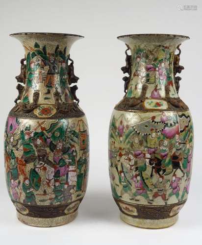 Paire de vases en porcelaine de Nankin décor polychrome de guerriers sur fond craquelé beige.<br/>Chine, vers 1900.<br/>H. 45 cm