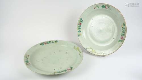 Deux plats creux en porcelaine, à décor de branchage de fleurs au niveau de l'aile. <br/>Compagnie des Indes, fin XVIII ème - début XIX ème siècle. <br/>Diam. 37 et 40 cm