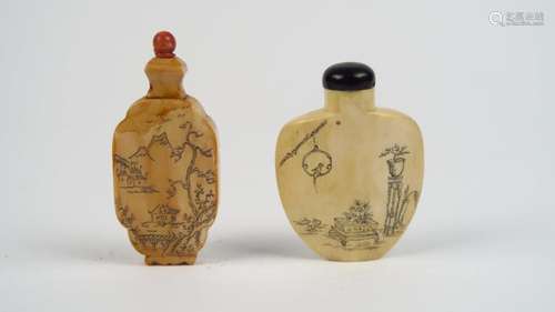 Deux flacons tabatières en ivoire, décor incisé et rehaussé d'encre de personnages sur des terrasses arborées, paysages montagneux et objets mobiliers.<br/>Chine, vers 1940.<br/>H. 4,8 cm et 5,6 cm<br/>Vente aux enchères conforme aux dernières instructions (17/11/2017) du Ministère transmises par le Conseil des Ventes.