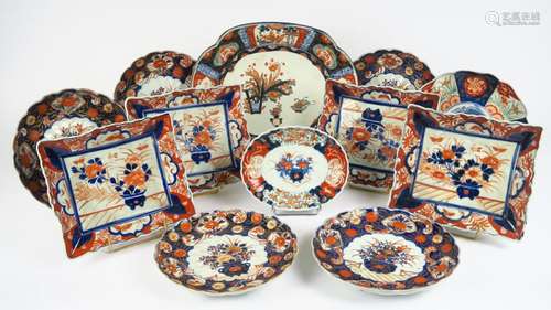 Partie de service en porcelaine d'Imari comprenant des plats rectangulaires, des assiettes, un plat rond, un ravier. <br/>Japon, XIX ème siècle