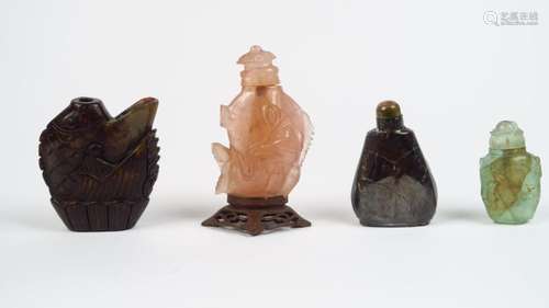 Lot de flacons tabatières en pierre dure  avec serpentine, quartz vert, quartz rose et pierre de lune, décor de poissons, de dragons, de fleurs et végétaux.<br/>H. entre 4 cm et 8 cm<br/>(Quelques éclats).