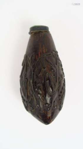 Flacon tabatière en noix de coco, décor de scènes paysagères, pin, bambou et lotus. <br/>Chine, XIX ème. <br/>H. 7,5 cm