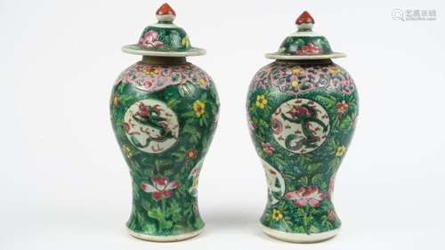 Paire de potiches couvertes de forme balustre en porcelaine à émaux de la famille rose.<br/>Chine fabriqué pour l'export, dynastie Qing, période Jiaking, fin du XVIII ème siècle.<br/>H. 22 cm