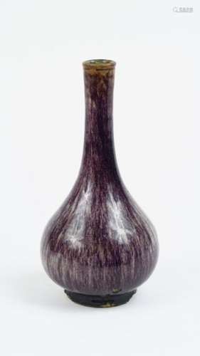 Vase pansu à long col en céramique et émail violet reposant sur un fond céladon. <br/>Chine, XIX ème siècle. <br/>H. 8 cm