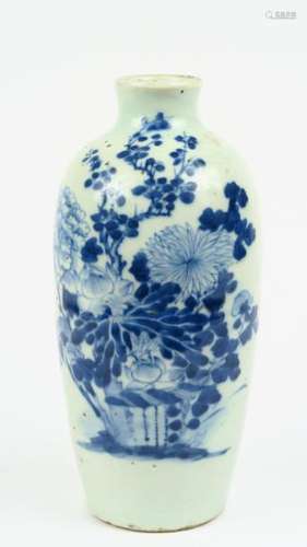 Vase balustre en porcelaine de Huê à décor blanc bleu de branches de prunier et fleurs, poème sur les fleurs de chrysanthème. <br/>Chine, dynastie Qing, XIX ème siècle.<br/>H. 27 cm