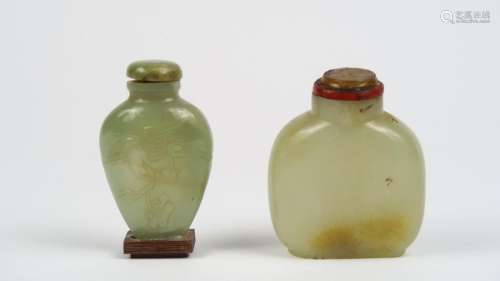 Lot de deux flacons tabatières en jade, l'un en jade blanc légèrement veiné de rouille, l'autre en jade céladon, décor d'une carpe et d'un oiseau. <br/>Chine, XIX ème - XX ème siècle.<br/>H. 6 cm et 5,8 cm