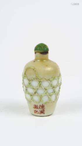 Flacon tabatière en porcelaine reprenant la forme d'un flacon recouvert de vannerie.<br/>Atelier De rui hui, alcool Zhuang Yuan Hong.
