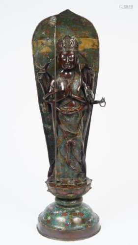 Important groupe en bronze et émaux champlevés représentant la divinité Kanon à douze bras. <br/>Japon, vers 1900.<br/>H. 87 cm