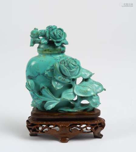 Petit vase couvert en turquoise sculpté d'une fleur et d'un oiseau.<br/>Chine, vers 1920.<br/>H. 6,5 cm