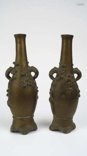 Paire de vases bouteilles en bronze dépatiné à décor de branches de prunier ; on y joint un miroir en bronze à décor de dragon style Tang. <br/>Chine, dynastie Qing, XIX ème siècle.