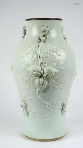 Vase balustre en porcelaine émaillée blanche à décor d'arbres fruitiers, monté en lampe.<br/>Chine, XIX ème siècle. <br/>H. 41 cm<br/>(Col rodé)